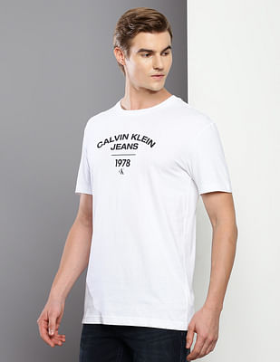 [ ] Regular Fit Curved Logo T-Shirt ★大人気★ Buy Calvin Klein Curved Varsity Logo T-Shirt - NNNOW.com
