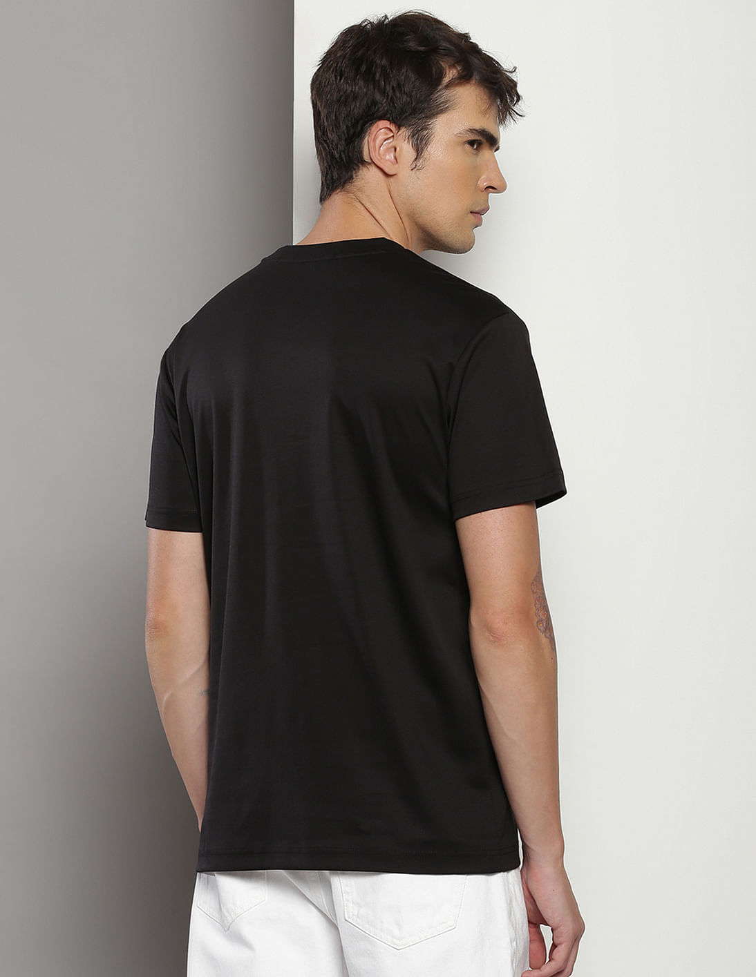 Tシャツ・カットソー   Men's Relaxed Fit Varsity CK Logo Patch Short S Relaxed Varsity Logo T-Shirt | Calvin Klein